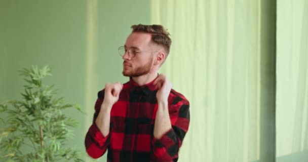 Lustiger Junger Bärtiger Mann Kariertem Hemd Und Brille Der Energiegeladene — Stockvideo