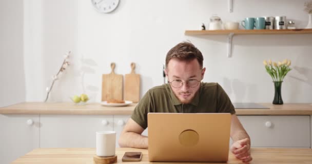 Glückliche Junge Männliche Unternehmer Lässiger Kleidung Machen Geste Und Schreien — Stockvideo