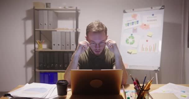 Çok Çalışan Genç Erkek Girişimci Dizüstü Bilgisayardan Bilgi Okuyor Akşam — Stok video