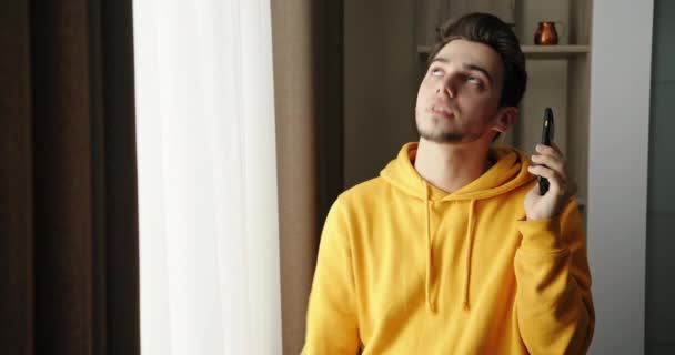 Besorgter Junger Mann Gelbem Kapuzenpulli Hört Verrücktem Chef Und Liest — Stockvideo