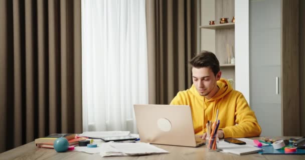 Conversation Online Junger Kerl Der Hause Home Office Sitzt Tisch — Stockvideo