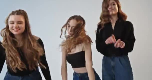 Groupe Modèles Femmes Positives Avec Des Coiffures Dans Des Vêtements — Video