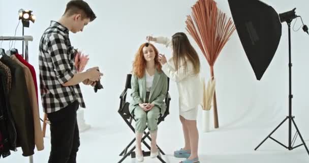 Backstage Processo Moda Riprese Modello Rosso Trucco Dei Capelli Fotografo — Video Stock