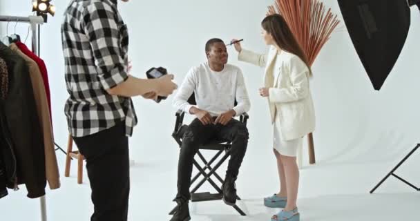 Backstage Photo Shoot Dark Skinned Guy African American Stylist Applies — Stock Video