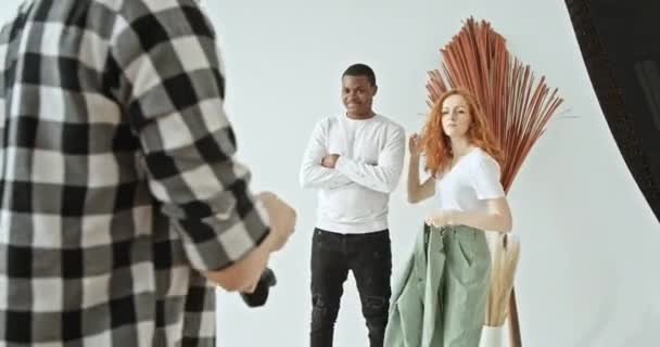 Hombre Joven Disparando Mostrando Fotos Los Modelos Masculinos Negros Femeninos — Vídeos de Stock