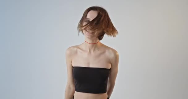 Vrolijk Jong Vrouwelijk Model Trendy Kleding Schudden Haar Draaien Rond — Stockvideo