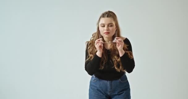 Menina Coloca Tira Óculos Elegantemente Vestidos Com Maquiagem Bonita Cabelos — Vídeo de Stock