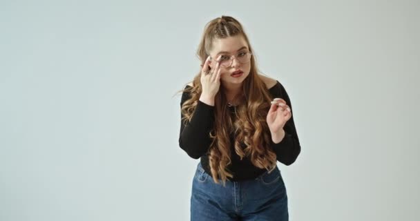 Dívka Stylově Oblečen Krásným Make Upem Dlouhé Vlasy Nadváhou Vypadá — Stock video