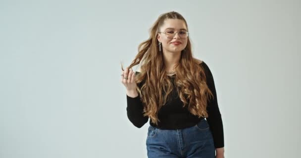 Mooi Meisje Met Lang Haar Overgewicht Staat Een Witte Achtergrond — Stockvideo