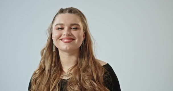 Portrét Krásné Dívky Dlouhými Vlasy Dívá Kameru Usmívá Krásně Vysoce — Stock video