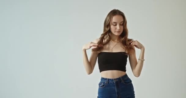 Красивая Девушка Модель Меняет Позы Перед Камерой Танцует Красивые Высокие — стоковое видео