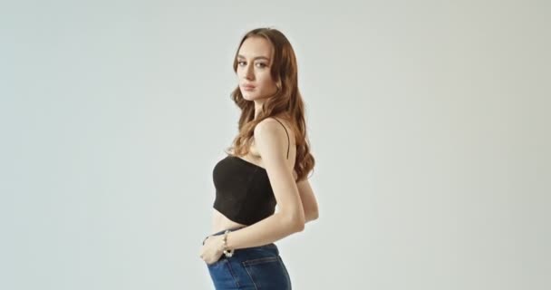 Dívka Změny Modelu Pózuje Před Kamerou Krásné Pózování Stojící Bílém — Stock video