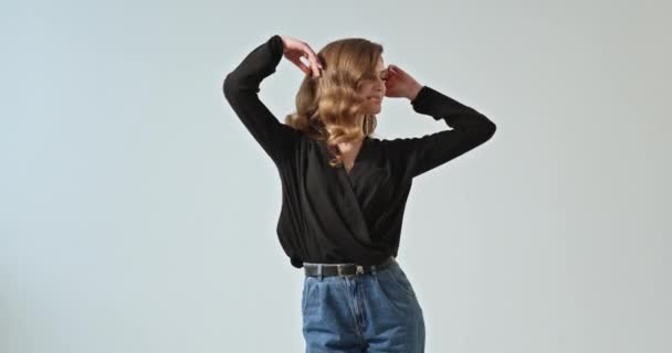 Aantrekkelijke Vrouw Met Elegant Kapsel Zwarte Blouse Jeans Draait Zich — Stockvideo