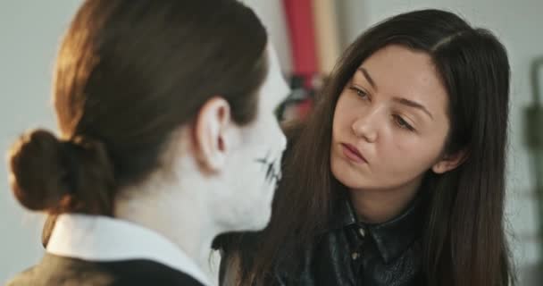 Fokuserad Kvinna Tillämpa Halloween Makeup Ansiktet Mannen Samtidigt Förbereda Sig — Stockvideo