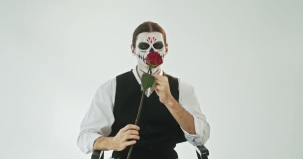 Imagem Romântico Morto Homem Halloween Terno Com Uma Rosa Suas — Vídeo de Stock
