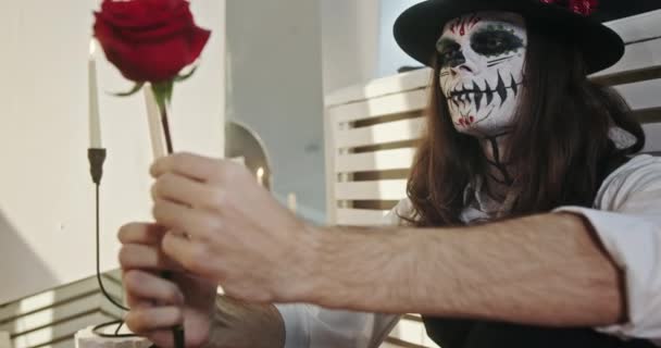 Obraz Mrtvého Romantika Růží Profesionálního Make Upu Oblekem Muže Sedícího — Stock video