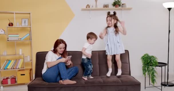 Glada Kvinna Bläddra Sociala Medier Mobiltelefon Medan Pojke Och Flicka — Stockvideo