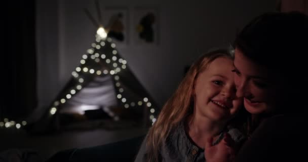 Anak Perempuan Yang Lucu Tersenyum Dan Bercerita Kepada Ibu Yang — Stok Video
