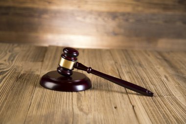 tahta Tokmak, adalet, altın ölçeği ve hukuk kitapları ahşap tablo