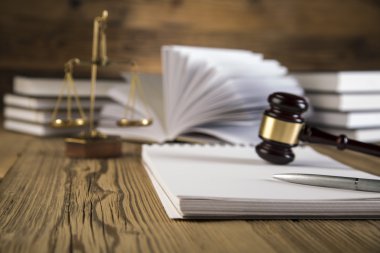 tahta Tokmak, adalet, altın ölçeği ve hukuk kitapları ahşap tablo