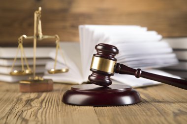 tahta Tokmak, adalet, altın ölçeği ve hukuk kitapları ahşap tablo