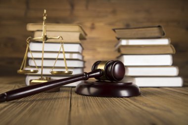 tahta Tokmak, adalet, altın ölçeği ve hukuk kitapları ahşap tablo