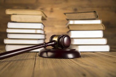 tahta Tokmak, adalet, altın ölçeği ve hukuk kitapları ahşap tablo