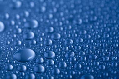 Mavi arkaplanda su damlaları
