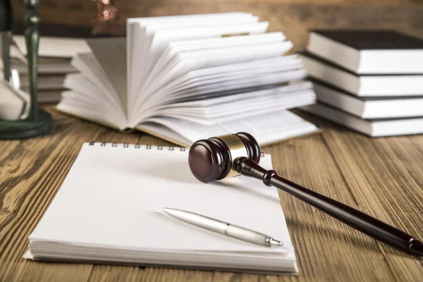 Martillo de madera, Lady Justice, báscula de oro y libros de leyes sobre mesa de madera —  Fotos de Stock