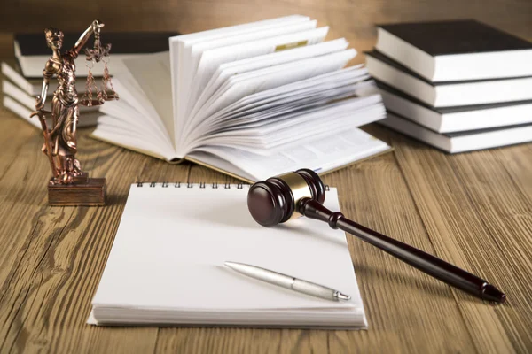 Houten hamer, Vrouwe Justitia, gouden schaal en wetboeken op houten tafel — Stockfoto