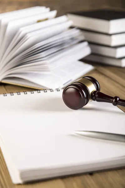 Martillo de madera, Lady Justice, báscula de oro y libros de leyes sobre mesa de madera —  Fotos de Stock