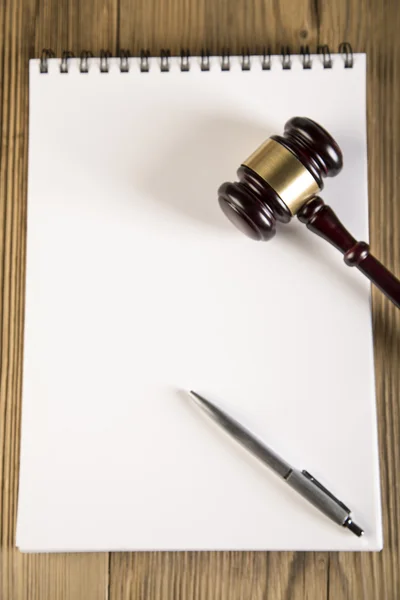 Martillo de madera, Lady Justice, báscula de oro y libros de leyes sobre mesa de madera —  Fotos de Stock