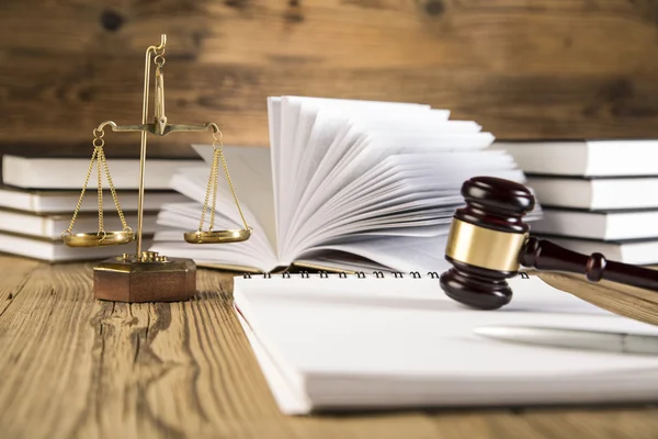 Houten hamer, Vrouwe Justitia, gouden schaal en wetboeken op houten tafel — Stockfoto