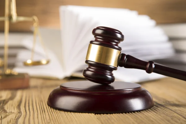 Wooden gavel, Lady Justice, gold scale and law books on wooden table — Stock Photo, Image