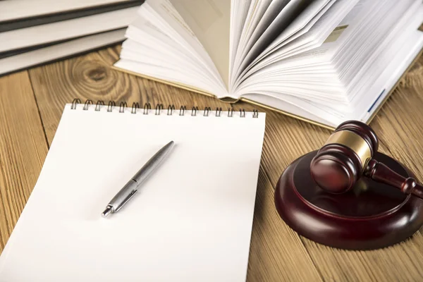 Ξύλινο σφυρί, ΚΥΡΑ-δικαιοσύνη, χρυσό κλίμακα και βιβλία του νόμου στο ξύλινο τραπέζι — Φωτογραφία Αρχείου