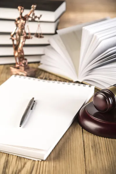 Houten hamer, Vrouwe Justitia, gouden schaal en wetboeken op houten tafel — Stockfoto