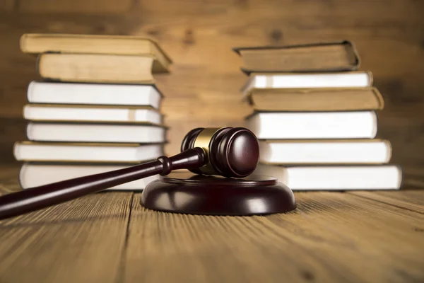 Martillo de madera, Lady Justice, báscula de oro y libros de leyes sobre mesa de madera —  Fotos de Stock