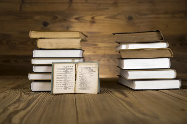 Houten hamer, Vrouwe Justitia, gouden schaal en wetboeken op houten tafel — Stockfoto