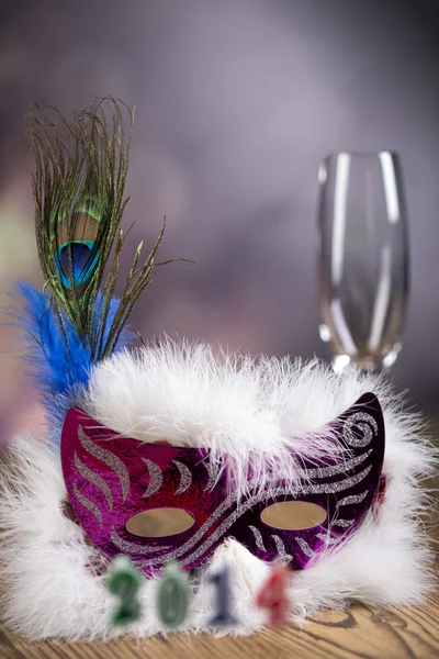 Bola de vestido chique, máscara de carnaval, copo de champanhe, comemorar a véspera de Ano Novo — Fotografia de Stock