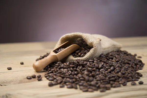 Kaffebønner inskription på træbord - Stock-foto