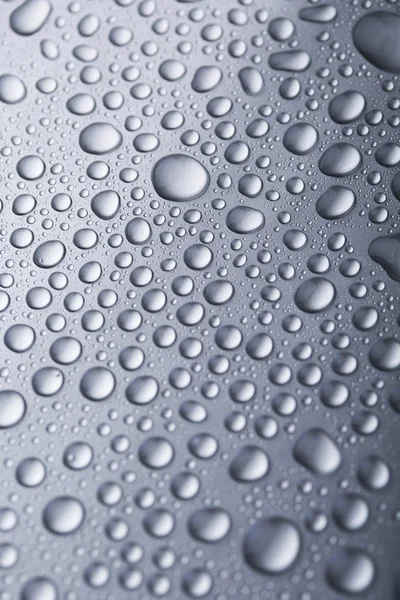 Gotas de água sobre fundo cinza prata — Fotografia de Stock