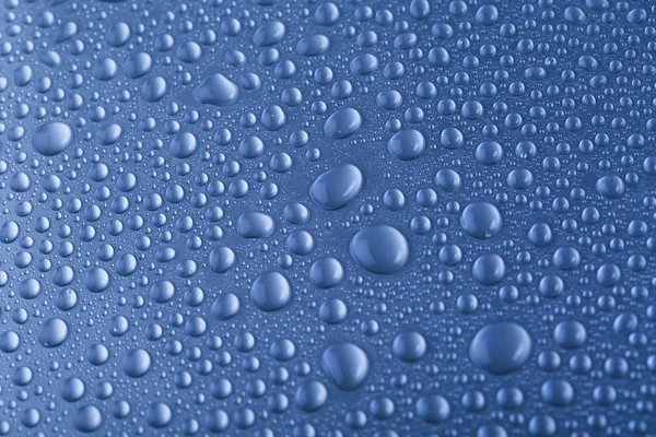 Wassertropfen auf blauem Hintergrund — Stockfoto