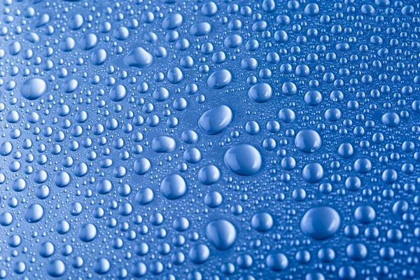 Druppels water op blauwe achtergrond — Stockfoto