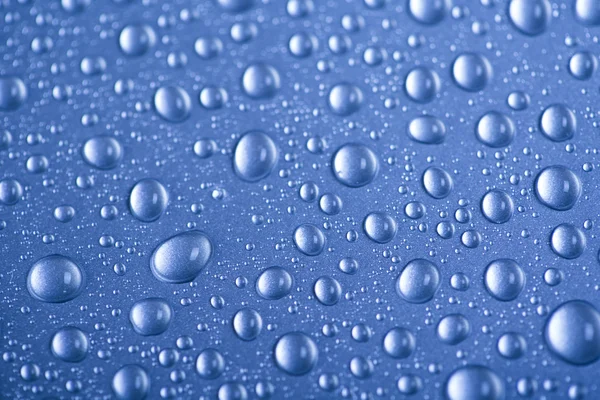 Gotas de agua sobre fondo azul —  Fotos de Stock