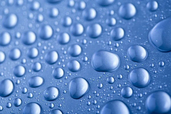 Gotas de agua sobre fondo azul —  Fotos de Stock