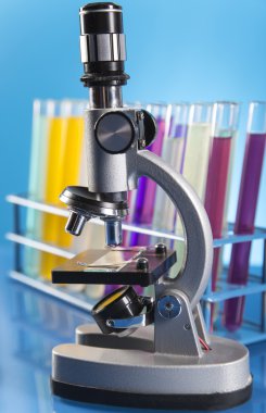 Çalışma alanı'nı modern laboratuvar moleküler biyoloji test üzerinde mavi arka plan