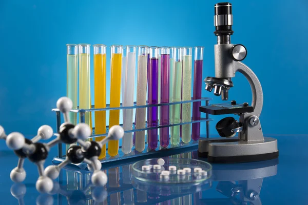 Laboratorio moderno para la prueba de biología molecular sobre fondo azul —  Fotos de Stock