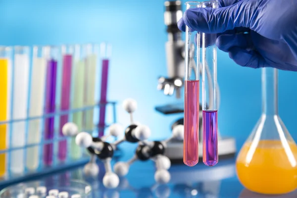 Tempat kerja laboratorium modern untuk tes biologi molekuler dengan latar belakang biru — Stok Foto
