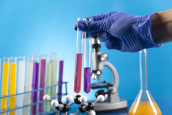 Posto di lavoro moderno laboratorio per test di biologia molecolare su fondo blu — Foto Stock