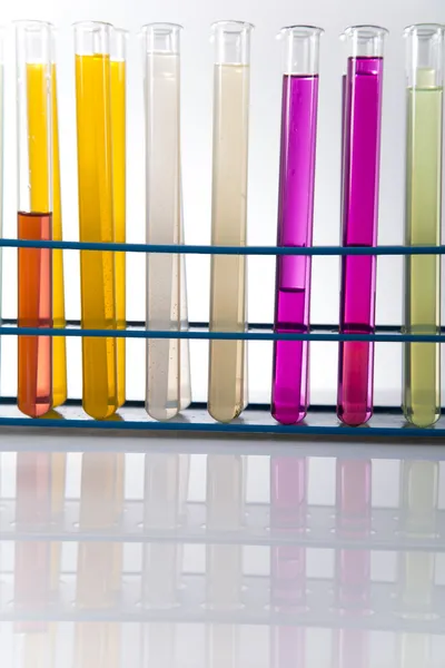 工作场所现代分子生物学实验室测试在蓝色背景 — 图库照片